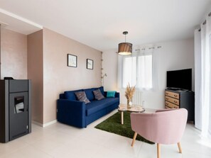 Televisión y chimenea 