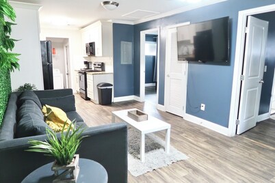 Wonderful Home away from home / 5 min from airport/ 10 min ATL/ Free Parking