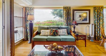 Charming suite close to beach with amazing views, on-site pool & tennis