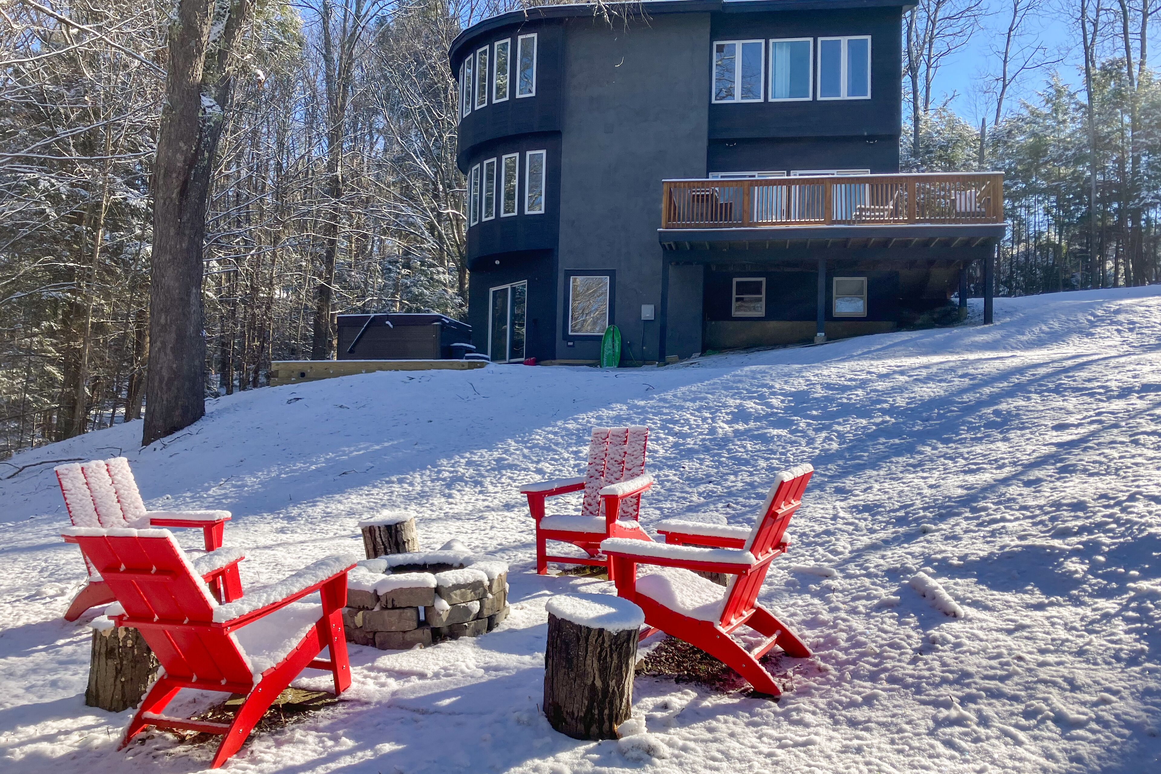Three-Level House Near Skiing w/Free WiFi, Private Washer/Dryer, Gas Fireplace