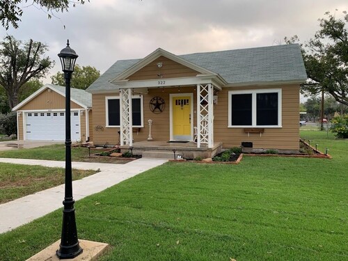 Lone Star House - West Texas Charmer - 3 bedrooms; 4 beds; 2 bathrooms