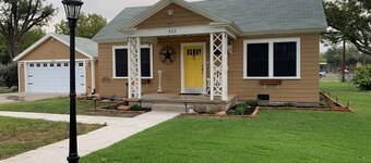 Lone Star House - West Texas Charmer - 3 bedrooms; 4 beds; 2 bathrooms