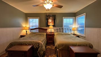3 Schlafzimmer, Schreibtisch, Bügeleisen/Bügelbrett, Reisekinderbett