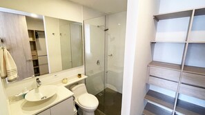 Douche, serviettes fournies, savon, papier toilette