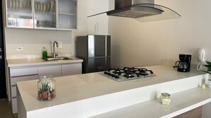 Réfrigérateur, micro-ondes, four, cafetiÚre/bouilloire