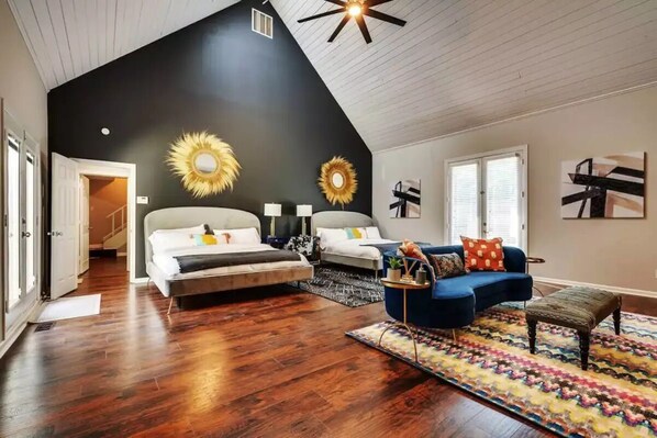 Interior - Book NOW - Spacious Villa, Heated Pool & Backyard Garden Oasis! (Dallas)