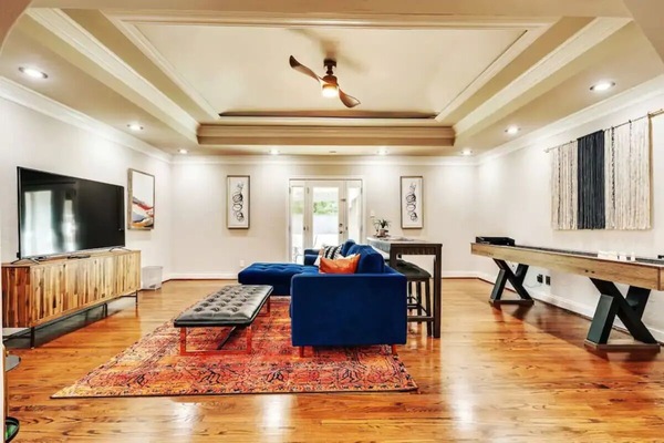 Smart TV, DVD player, biblioteca musical, videoteca