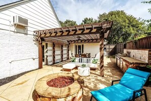Terrace/patio - Book NOW - Spacious Villa, Heated Pool & Backyard Garden Oasis! (Dallas)