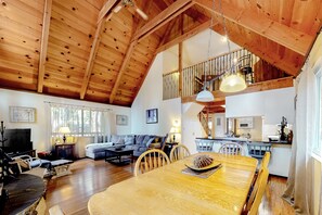 Televisión, reproductor de DVD, futbolito y libros 