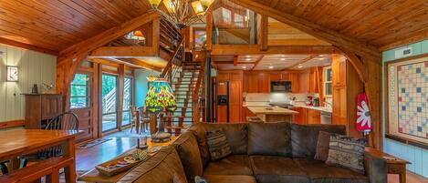 Een televisie, een open haard, tafelvoetbal en boeken