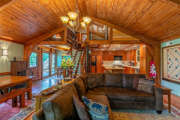 Televisión, chimenea, futbolito y libros