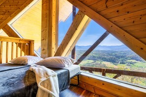 4 bedrooms, iron/ironing board, travel cot, free WiFi