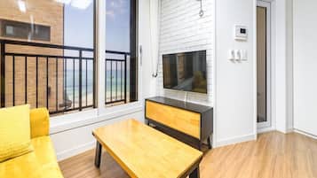 ๋ฒ ์ด์ง๋ฃธ, ์นจ์ค 1๊ฐ (303 (ocean view)) | ์ธ๊ด