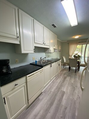 Fridge, microwave, oven, stovetop - 2-Story 1300 sqft Condo w/4 Balconies, 2bedrooms, 2.5baths, 1/2 block from beach (Myrtle Beach)