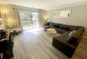 Smart TV - 2-Story 1300 sqft Condo w/4 Balconies, 2bedrooms, 2.5baths, 1/2 block from beach (Myrtle Beach)