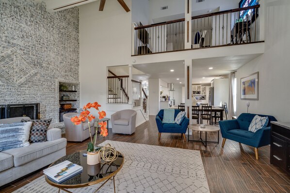 Smart-TV, Videospiele, Tischfußball, Tischtennisplatte