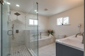 Badewanne, Haartrockner, Bidet, Handtücher