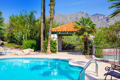 Charming first floor condo w/ shared heated pool, hot tub, tennis courts