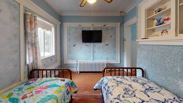 1 bedroom, desk, WiFi