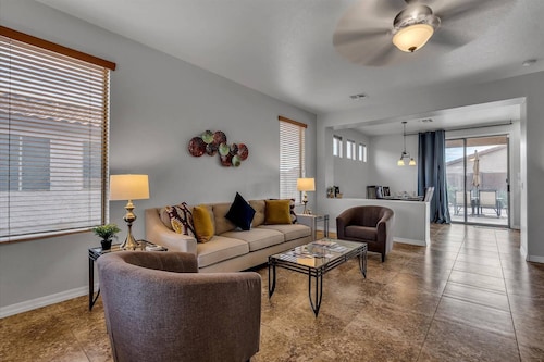 Dive Into Spring in Mesa | Community Pool, Hot Tub, Tennis & Hoops