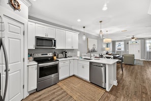 Fridge, microwave, oven, stovetop - Pets? YES! Just steps from the beach! (Mexico Beach)