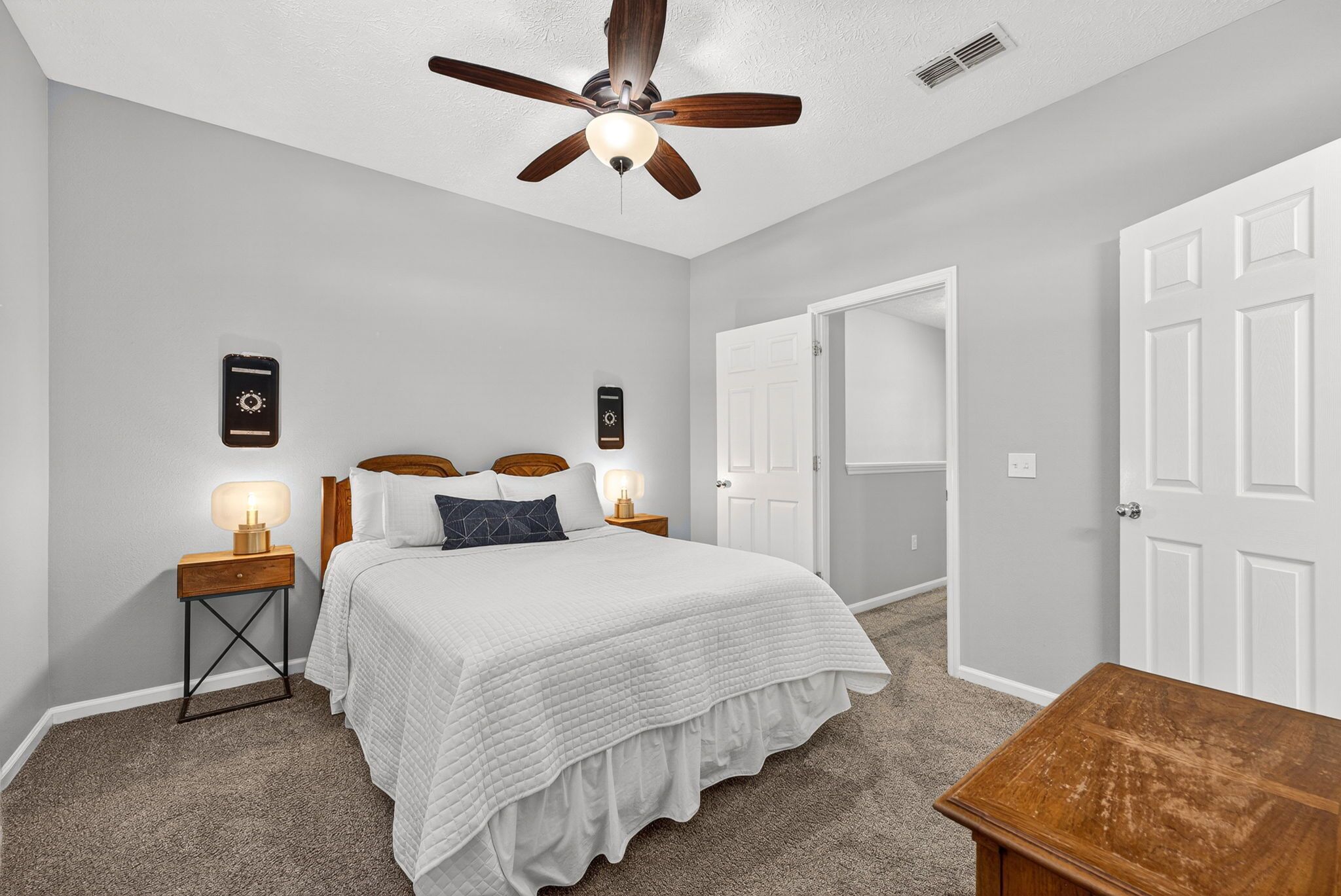 3 habitaciones, tabla de planchar con plancha, wifi y ropa de cama 