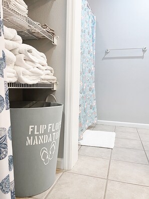 Bathtub, towels, soap, toilet paper - Pets? YES! Just steps from the beach! (Mexico Beach)