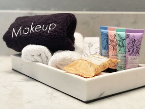 Bathtub, towels, soap, toilet paper - Pets? YES! Just steps from the beach! (Mexico Beach)