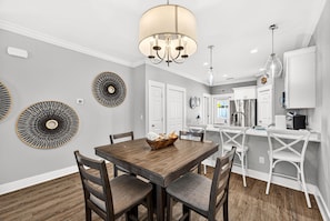 Dining - Pets? YES! Just steps from the beach! (Mexico Beach)