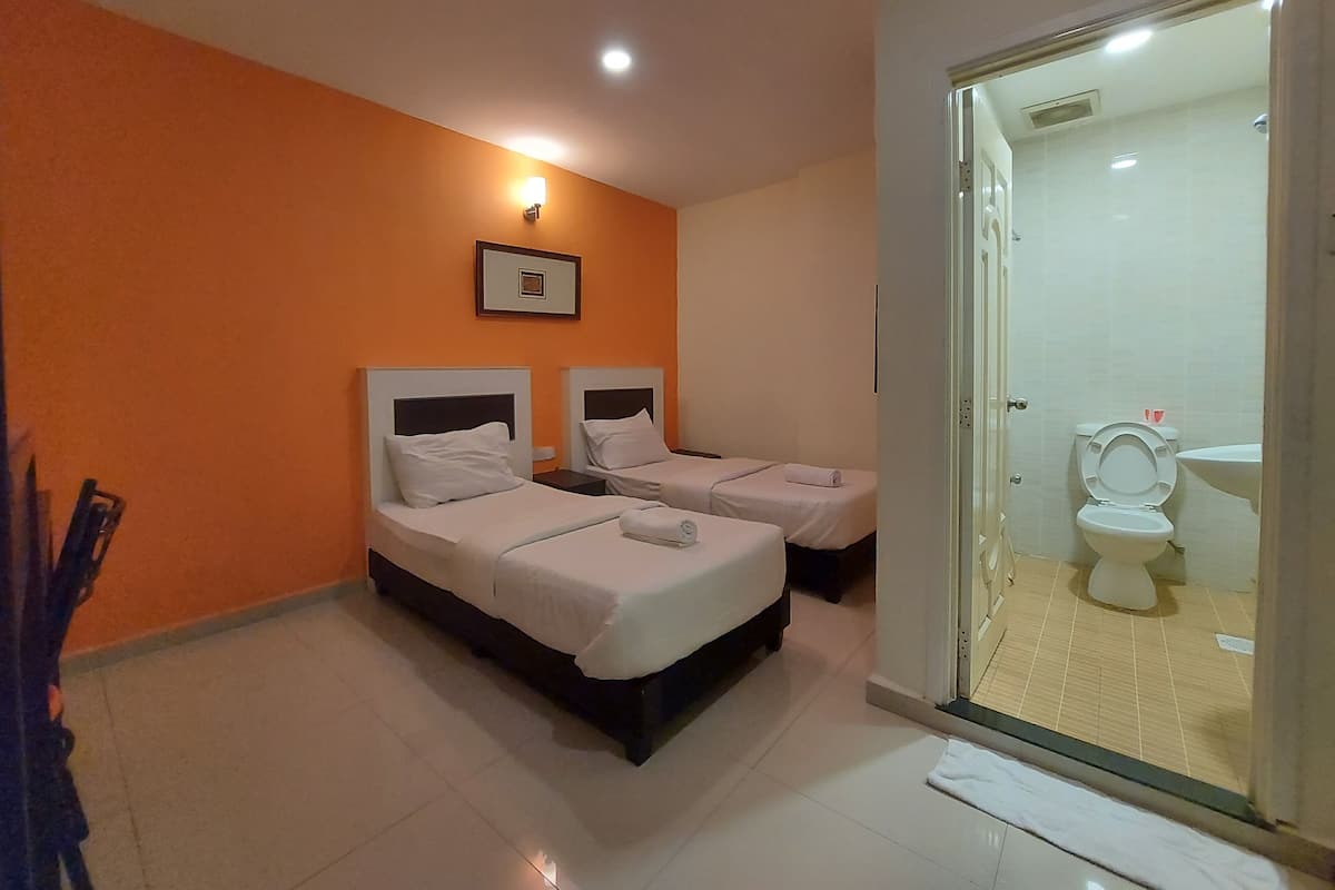 Standard Twin Room | Desk, free WiFi, bed sheets