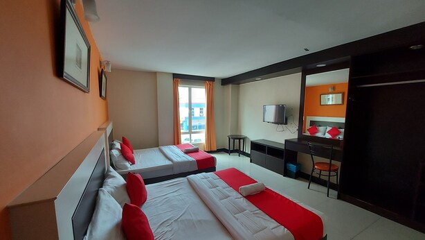 Habitación familiar, 2 camas de matrimonio | Escritorio, wifi gratis, ropa de cama