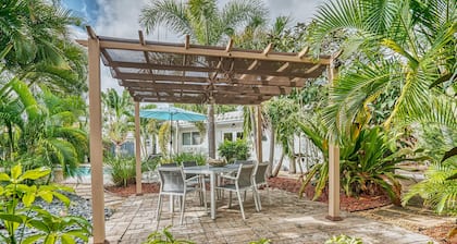 Lovely Vacation Home with a tropical private yard and heated pool near the Beach