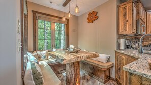 Nhà, 2 phòng ngủ, quang cảnh núi | Khu vực ăn uống tại phòng