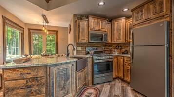 House, 2 Bedrooms, Mountain View | Private kitchen