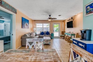 Televisión, libros, oficina y impresora 