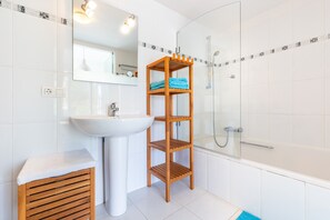 Baignoire, sĂšche-cheveux, serviettes fournies
