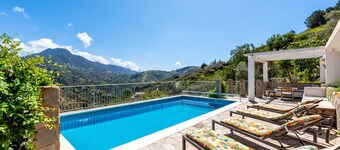 Villa Finca Los Elfos with Mountain View, Pool & Wi-Fi
