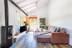 Televisión, chimenea y estéreo 