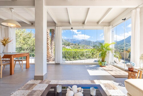Villa Finca Los Elfos with Mountain View, Pool & Wi-Fi