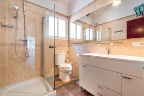Baignoire, sèche-cheveux, serviettes fournies