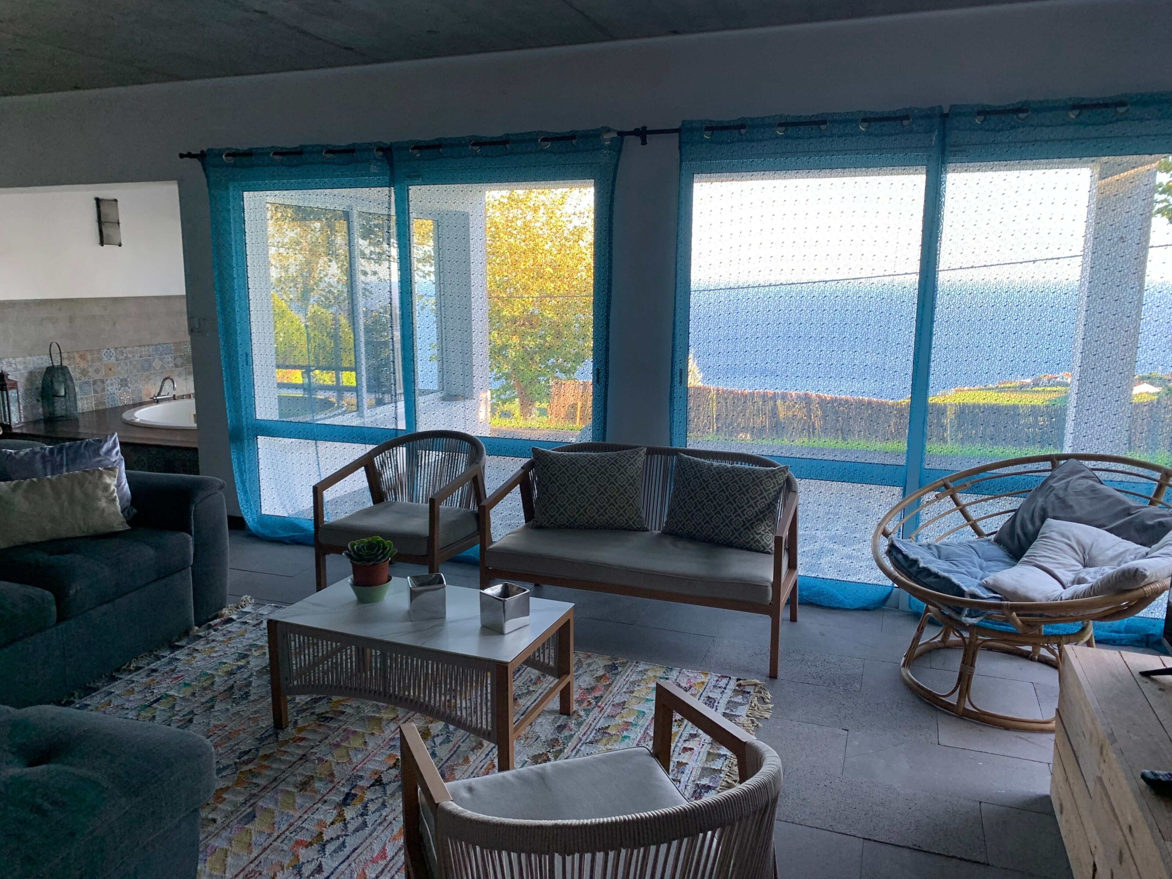 Een televisie en een open haard