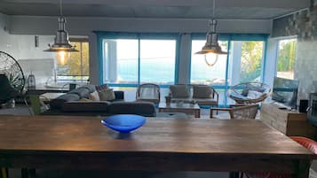 Een televisie en een open haard