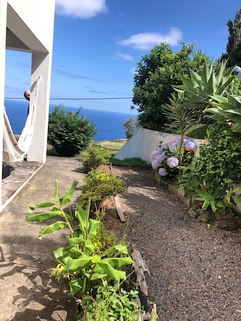 施設の敷地. Pet-Friendly Villa Azores SunriseHouse with Sea View, Pool, Jacuzzi, Wi-Fi, Terrace & Garden