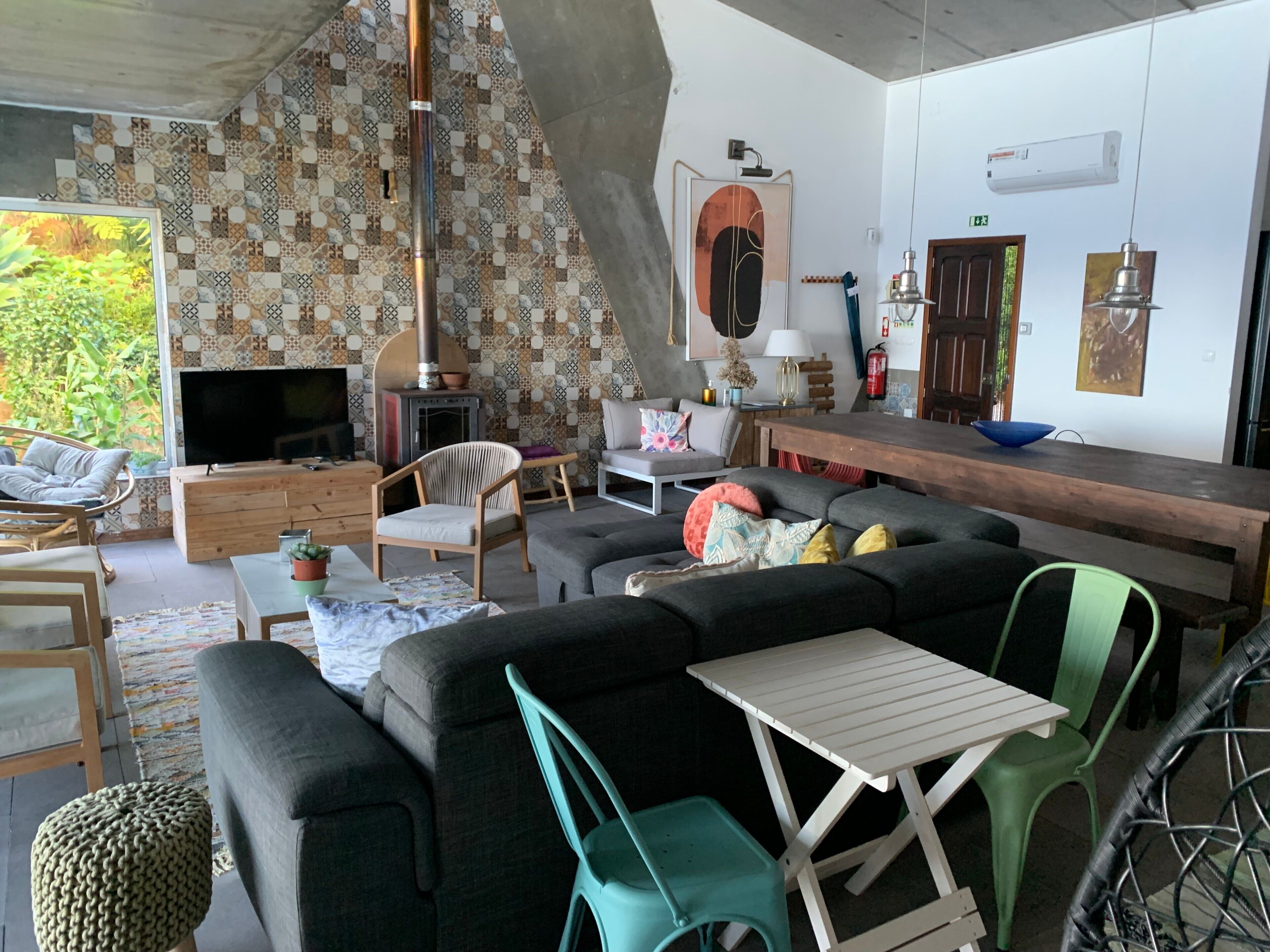 Una televisión, una chimenea