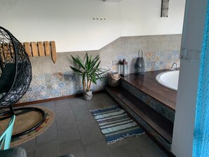 Badkar, hårtork och handdukar