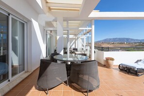 Outdoor dining - Penthouse with a fantastic view, Mountain View, Sea View, Terrace & Garden (La Cala de Mijas)