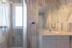 Bathtub, hair dryer, towels - Penthouse with a fantastic view, Mountain View, Sea View, Terrace & Garden (La Cala de Mijas)