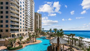 Un resort con piscina, playa y edificios altos.
