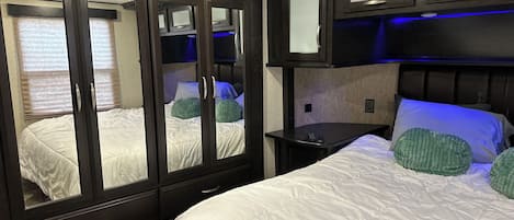 2 عدّة غرف نوم وواي فاي مجانًا وملاءات أسرّة