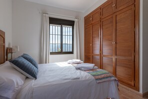 4 chambres, fer et planche à repasser, Wi-Fi gratuit, draps fournis